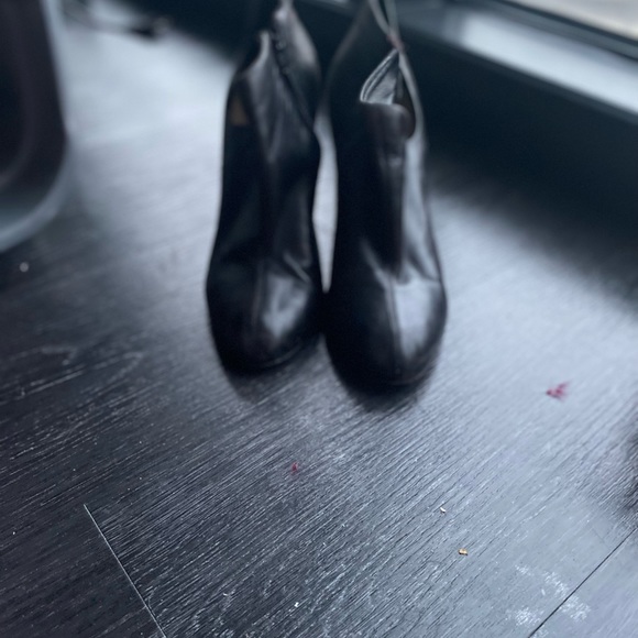 Christian Louboutin - Picture 3 of 4